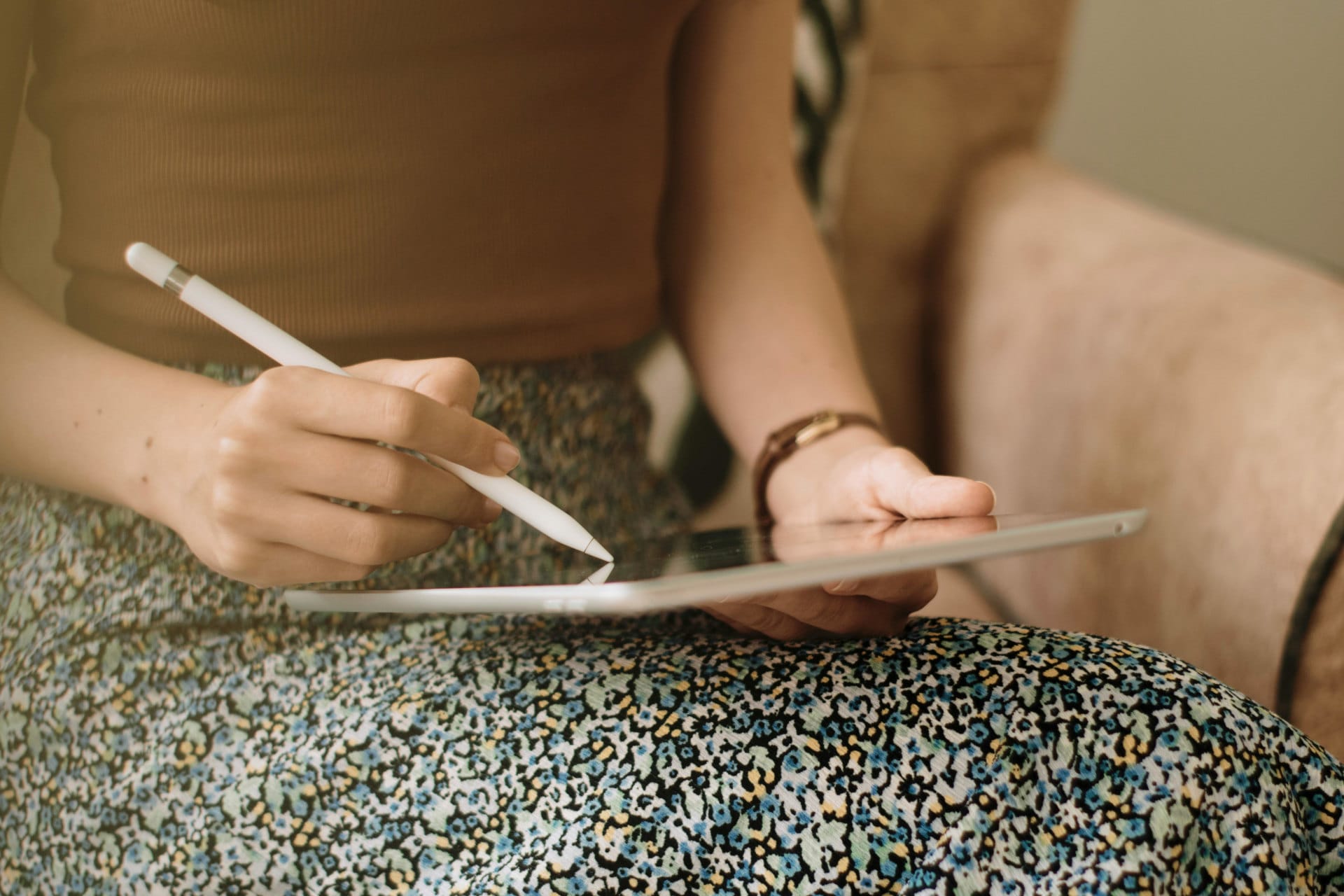 perosn customising her digital planner